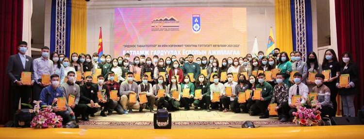 Оюутнуудад сургалтын тэтгэлгийн батламж гардууллаа