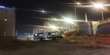 Гүүрэн дээрээс унасан автобусны жолооч эмнэлэгт эмчлүүлж байна
