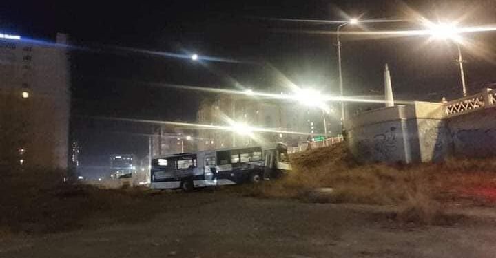 Гүүрэн дээрээс унасан автобусны жолооч эмнэлэгт эмчлүүлж байна