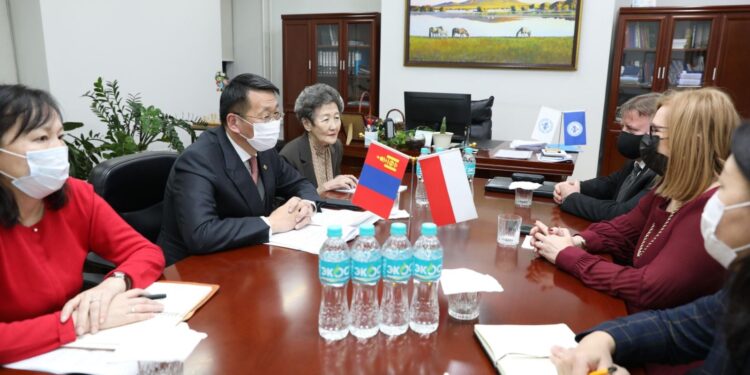 Польшид суралцах оюутны тоог нэмэгдүүлэхийг хүслээ