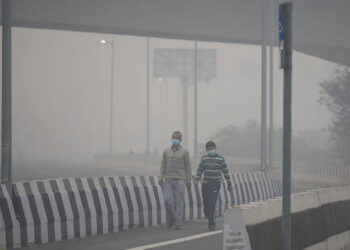 Энэтхэгчүүд агаарын бохирдлын улмаас хөл хорионд оржээ
