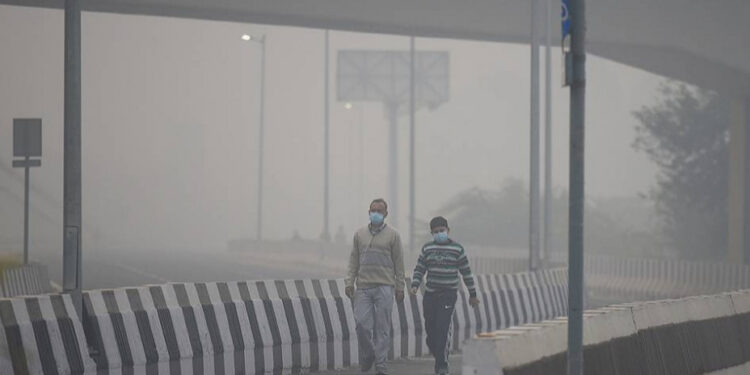 Энэтхэгчүүд агаарын бохирдлын улмаас хөл хорионд оржээ