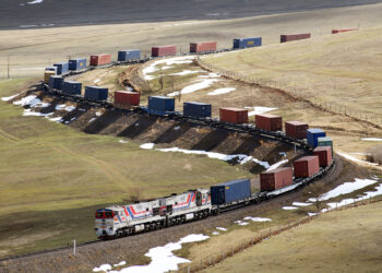 Эрээнд гацсан ачаа, барааг татан авч эхэллээ