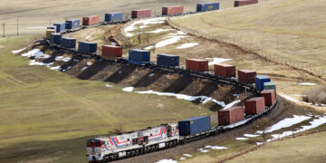 Эрээнд гацсан ачаа, барааг татан авч эхэллээ