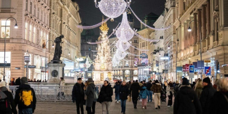Австри улс вакцинд бүрэн хамрагдаагүй хоёр сая гаруй иргэнээ хөл хорионд орууллаа