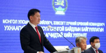 “Сүхбаатар” хөлөг онгоцыг татан гаргасан ажилтан, алба хаагчдад талархал илэрхийлэв
