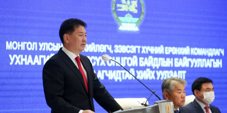 “Сүхбаатар” хөлөг онгоцыг татан гаргасан ажилтан, алба хаагчдад талархал илэрхийлэв