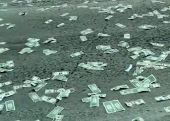 Зам дээр доллар цацагдсанаас болж бужигнаан үүсчээ