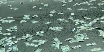 Зам дээр доллар цацагдсанаас болж бужигнаан үүсчээ