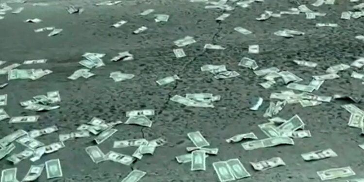 Зам дээр доллар цацагдсанаас болж бужигнаан үүсчээ