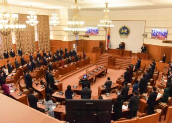 Популистуудынхаа тоогоор толгой цохьсон парламент