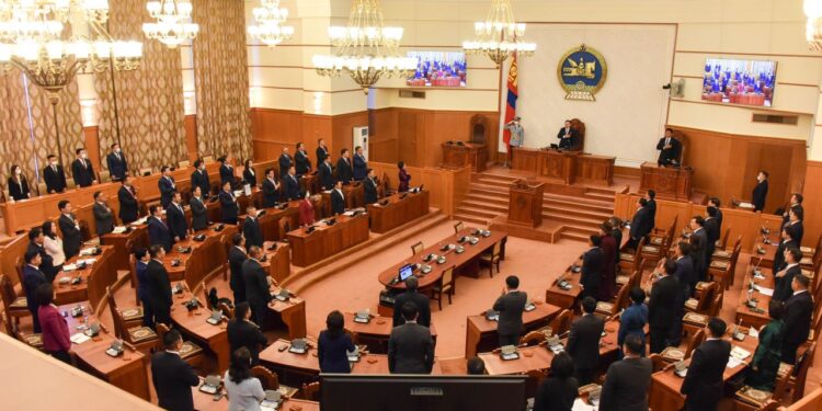 Популистуудынхаа тоогоор толгой цохьсон парламент