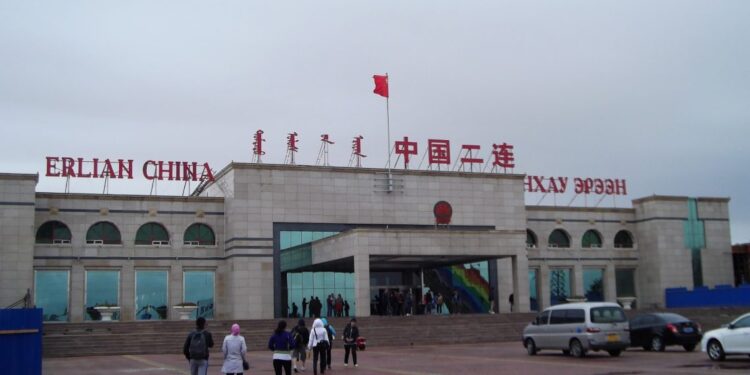 Эрээний төмөр замын боомтоор хүний гараар савлаж боосон бараа нэвтрүүлэхийг хориглов