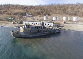 Хөвсгөл нуурт живсэн “Сүхбаатар” хөлөг онгоцыг татан гаргасан БИЧЛЭГ