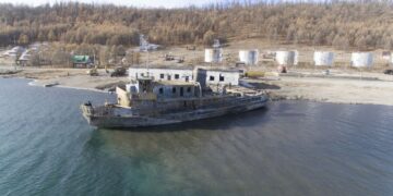 Хөвсгөл нуурт живсэн “Сүхбаатар” хөлөг онгоцыг татан гаргасан БИЧЛЭГ