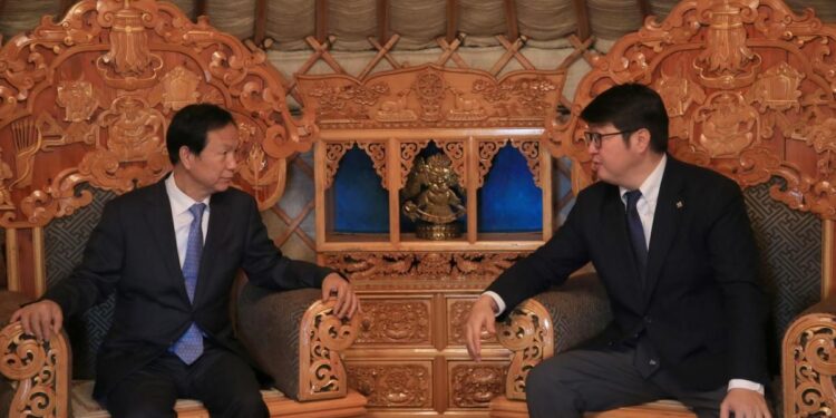 Шахмал түлшний тоног төхөөрөмж нийлүүлэгч компанитай байгаль орчинд ээлтэй технологи нэвтрүүлэх талаар ярилцжээ