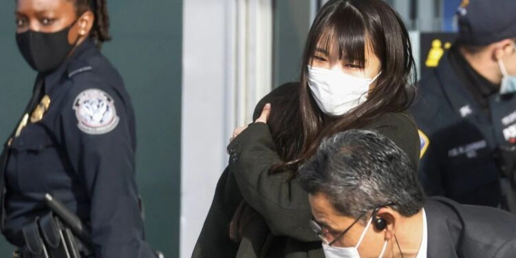 Японы экс гүнж Мако нөхөртэйгөө Нью-Йорк хотод амьдрахаар иржээ