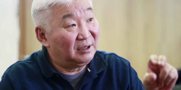 Э.Бат-Үүл анхны өгүүллэгээ нэрт сэтгүүлч Ц.Балдоржоор засуулж байжээ