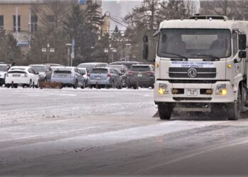 298 ажилтан, 10 орчим техникээр цас цэвэрлэж байна
