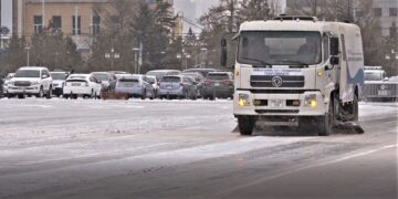 298 ажилтан, 10 орчим техникээр цас цэвэрлэж байна