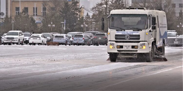 298 ажилтан, 10 орчим техникээр цас цэвэрлэж байна