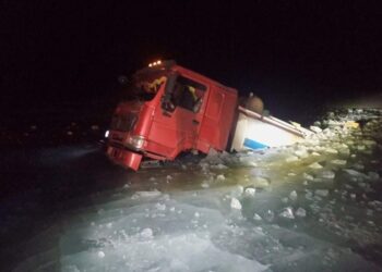 Шатахуун ачсан машин нууранд цөмөрчээ