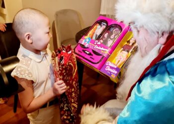 "Увертура" хамтлаг Туркийн Истанбул хотод эмчилгээ хийлгэж буй хүүхдүүдийг баярлууллаа