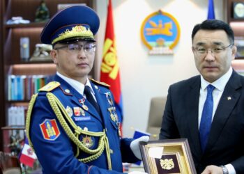 Гал сөнөөгчдөөс төрсөн анхны гавьяатад хотын дарга хүндэтгэл үзүүллээ