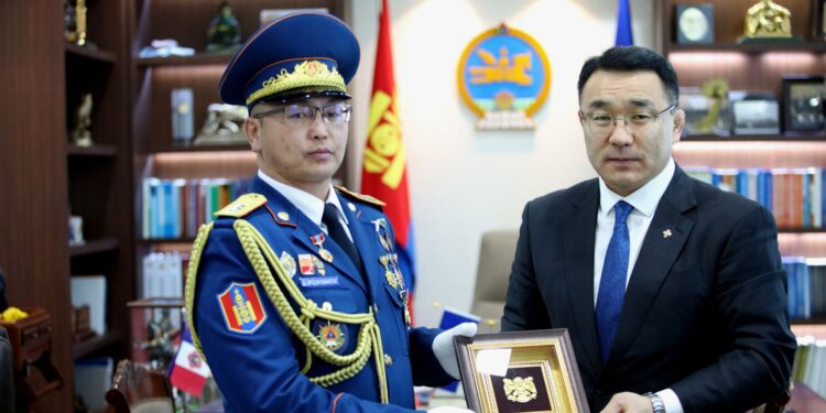 Гал сөнөөгчдөөс төрсөн анхны гавьяатад хотын дарга хүндэтгэл үзүүллээ