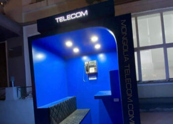 Төв шуудангийн зүүн талд бүх сүлжээнд хоёр минут үнэгүй ярих боломжтой утасны бүхээг байршуулжээ