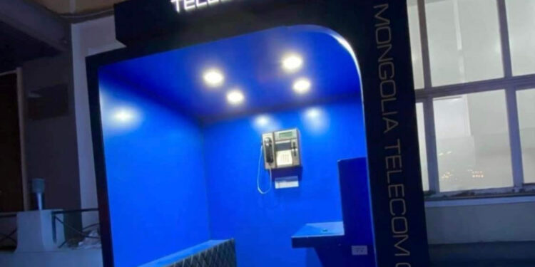 Төв шуудангийн зүүн талд бүх сүлжээнд хоёр минут үнэгүй ярих боломжтой утасны бүхээг байршуулжээ