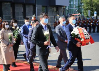 Хэлмэгдэгсдийн дурсгалыг хүндэтгэн цэцэг өргөлөө