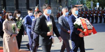 Хэлмэгдэгсдийн дурсгалыг хүндэтгэн цэцэг өргөлөө