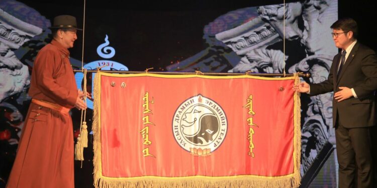 Улсын Драмын Эрдмийн Театрыг “Хангарди” одонгоор шагналаа