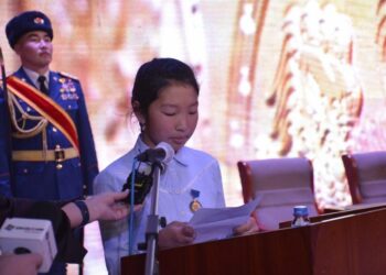 Цасан шуурганаар дүүгийнхээ амийг хамгаалан өөд болсон охиныг нэхэн шагнав