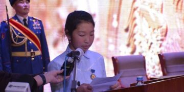 Цасан шуурганаар дүүгийнхээ амийг хамгаалан өөд болсон охиныг нэхэн шагнав