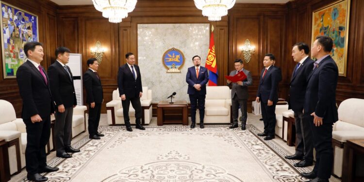 УИХ-ын дарга уйдахдаа гишүүдээ шагнав уу?