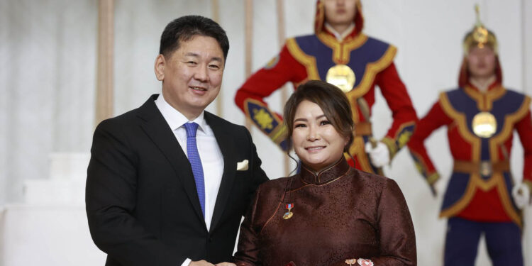 Сар шинийн босгон дээр шинэ гавьяатууд төрлөө