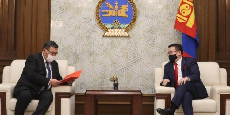 “Нас барсан өндөр настны тэтгэврийн зээлийг чөлөөлөх тухай” хуулийн төслийг өргөн мэдүүлэв