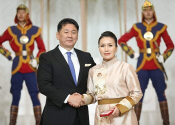 Төрбатын Энхцэцэгийг Сүхбаатарын одонгоор шагналаа