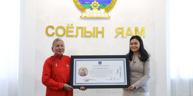 Монгол Улсын Соёлын биет бус өвийн 2021 оны шилдэг өвлөн уламжлагчаар хөхүүр урлаач Д.Гүндэгмаа шалгарлаа
