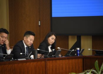 Гишүүн Х.Булгантуяа, Х.Ганхуяг нар маргаан дэгдээсэн хуулийн төслөө татан авчээ