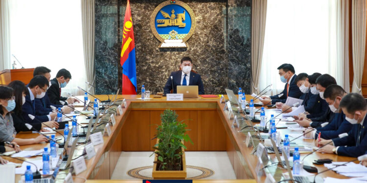 Засгийн газар хуралдаж байна