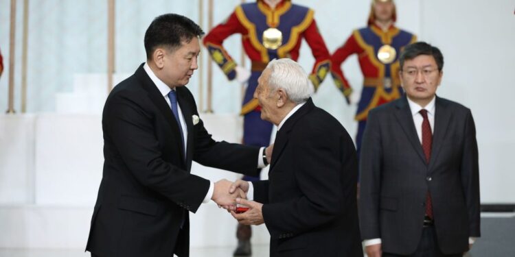 Наурызын баярыг тохиолдуулан төрийн дээд цол, одон, медаль гардуулав