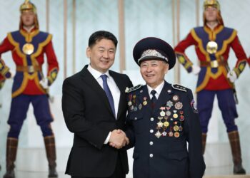 Таштуаны Ауезийг гавъяат нисгэгч цолоор шагналаа