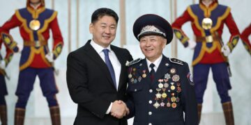 Таштуаны Ауезийг гавъяат нисгэгч цолоор шагналаа