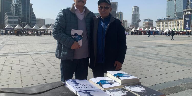 Сүхбаатарын талбайд номын үзэсгэлэн, худалдаа гарч эхэллээ