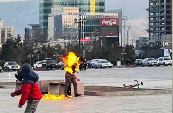 Их хэмжээний өртэй, сэтгэл гутралд орсны улмаас өөрийгөө шатаасан байж болзошгүй