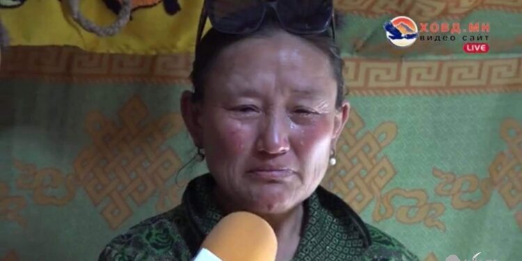 Цагдаа 13 настай охинд буу тулгаж 24 цаг гавтай байлгажээ