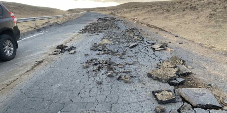 Хүнд даацын автомашинууд даац хэтрүүлэхгүй байхыг анхааруулж байна